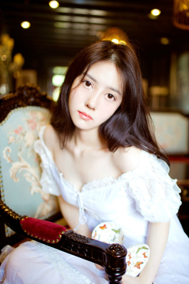 电话里，她哭着说：“亲爱的，我…我怀孕了…三个月了，不过你放心，不是你的，不用你负责。